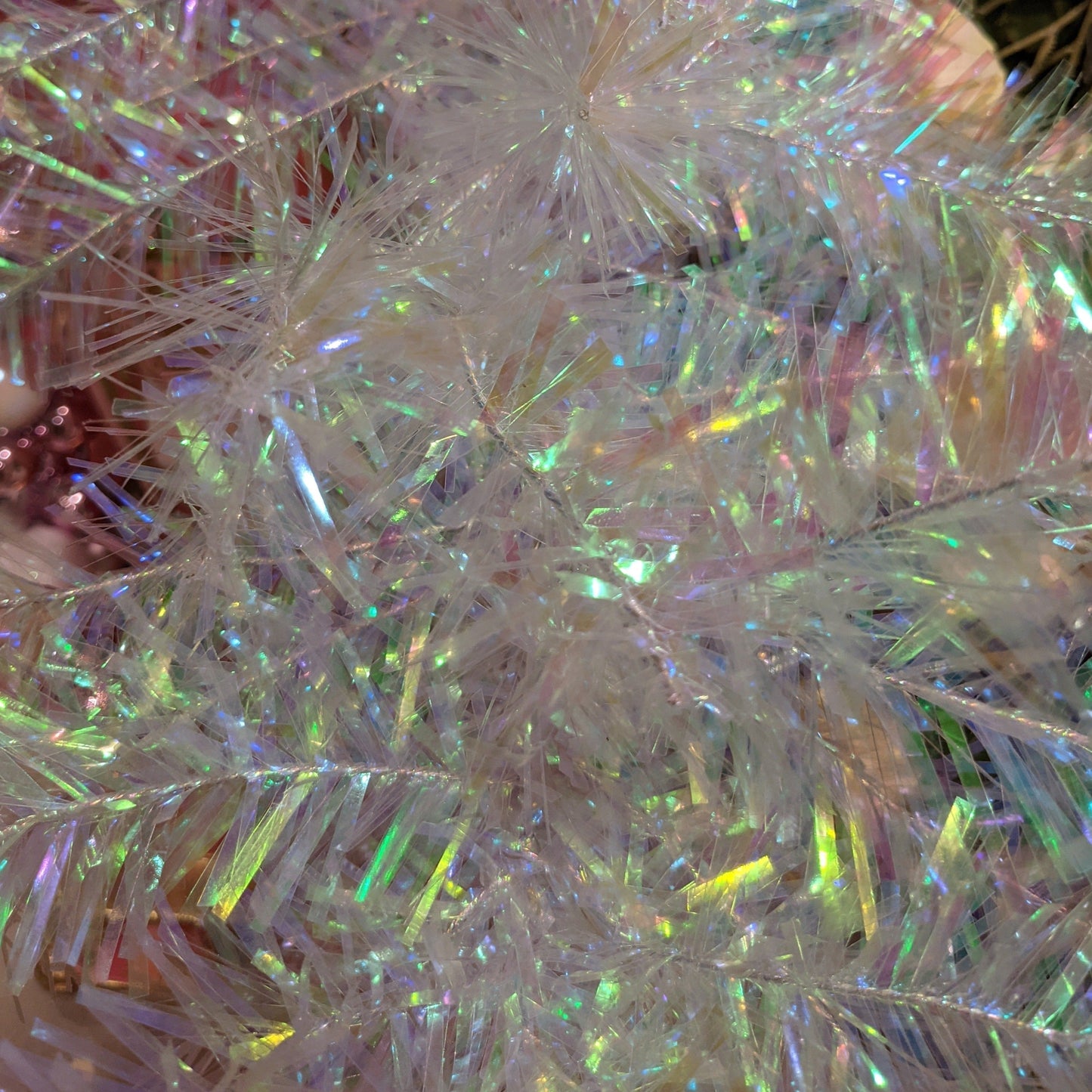XM12624 CHUNKY CUT TINSEL SLIM 6' TREE