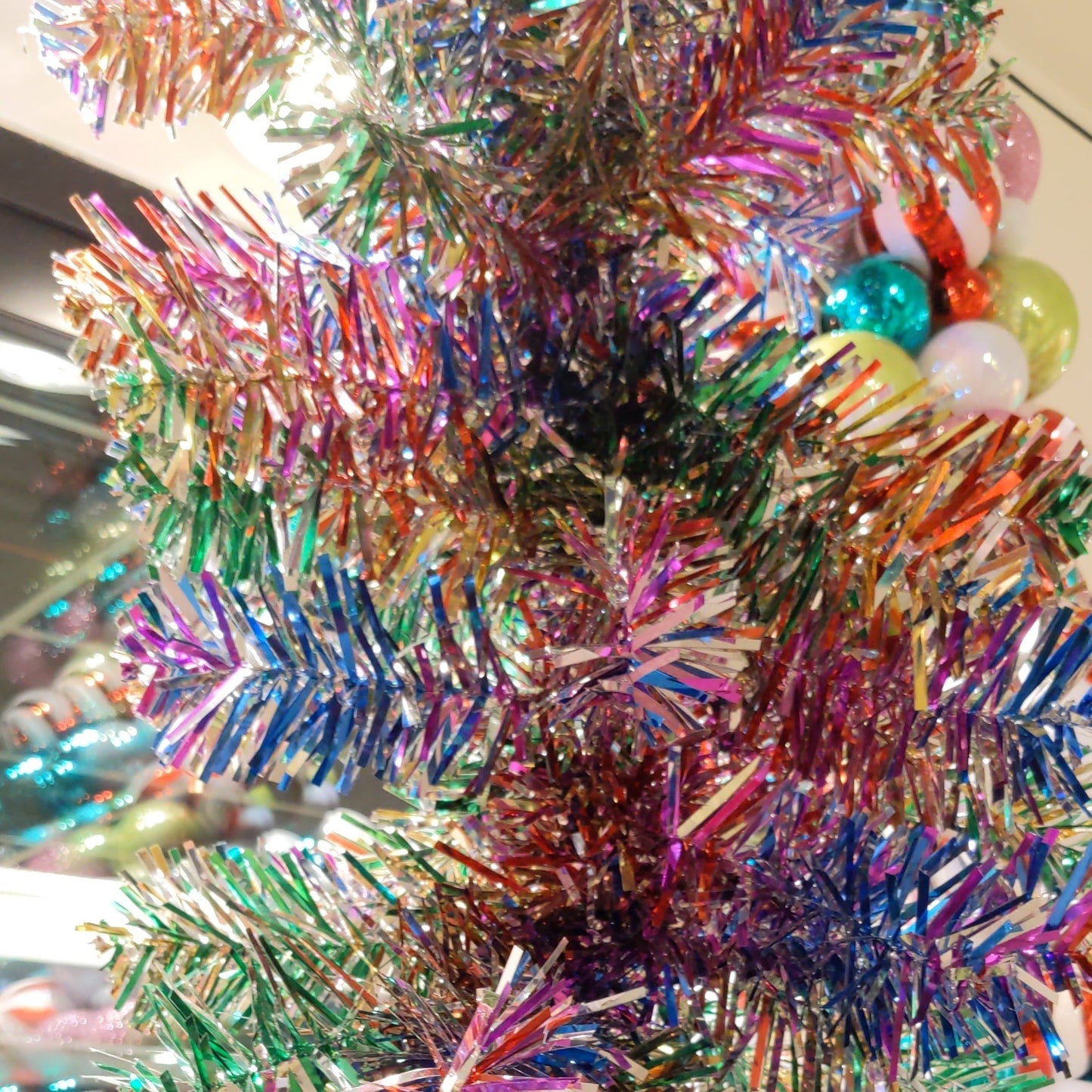 XM12624 CHUNKY CUT TINSEL SLIM 6' TREE