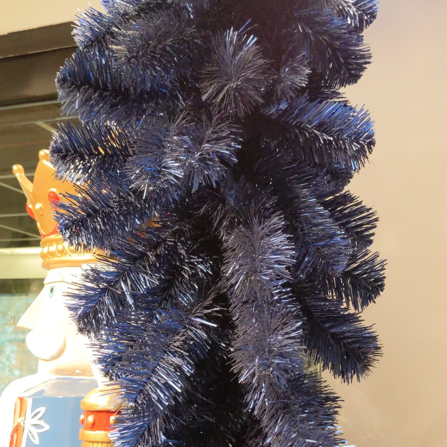 XM12627 REGULAR CUT TINSEL WREATH