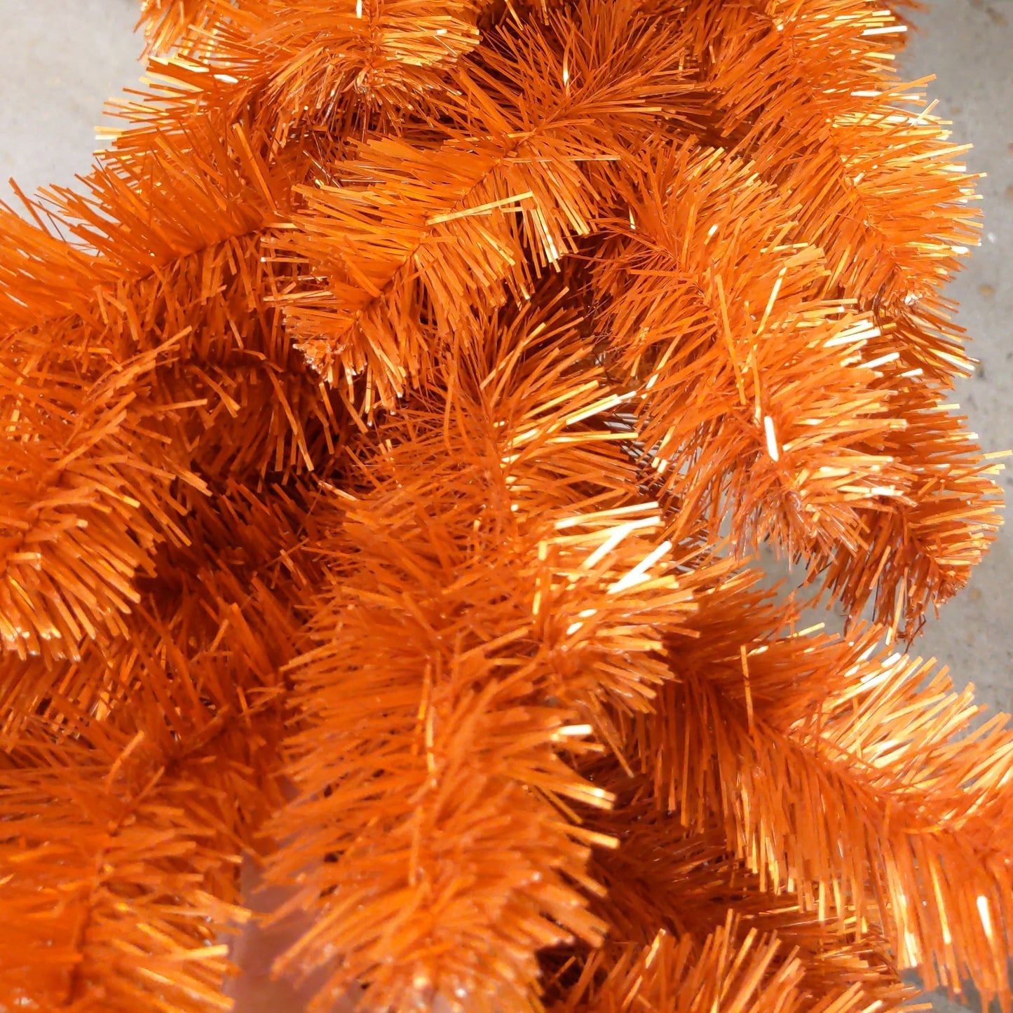 XM12627 REGULAR CUT TINSEL WREATH