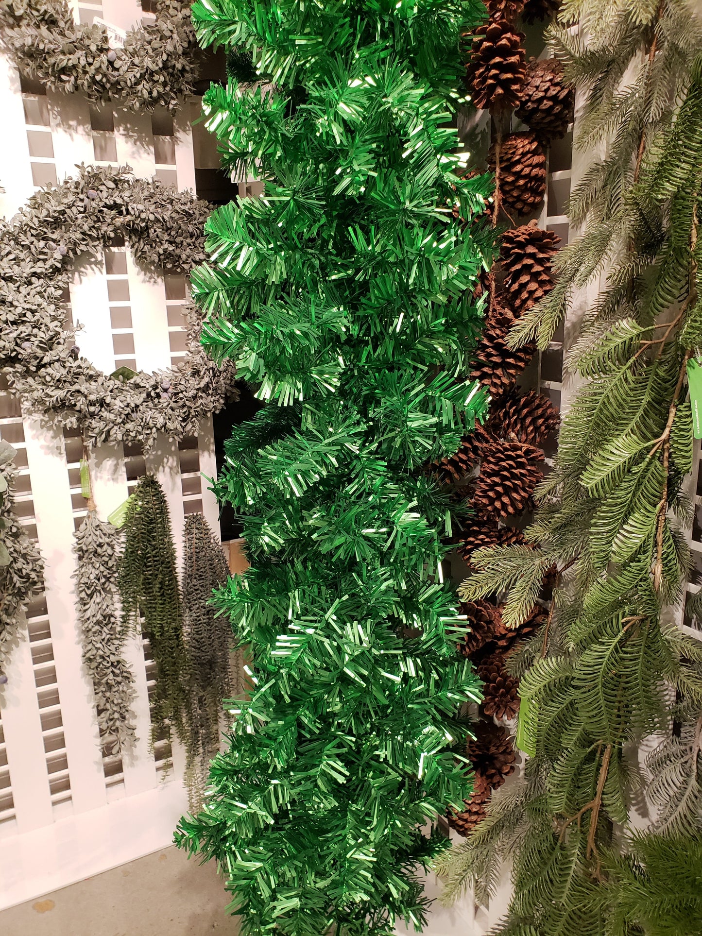 XM12622 CHUNKY CUT TINSEL WREATH,36in
