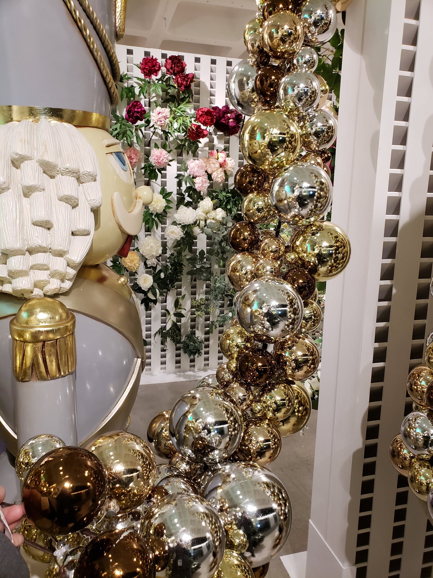 XM12631 ORNAMENT GARLAND,9'x10in