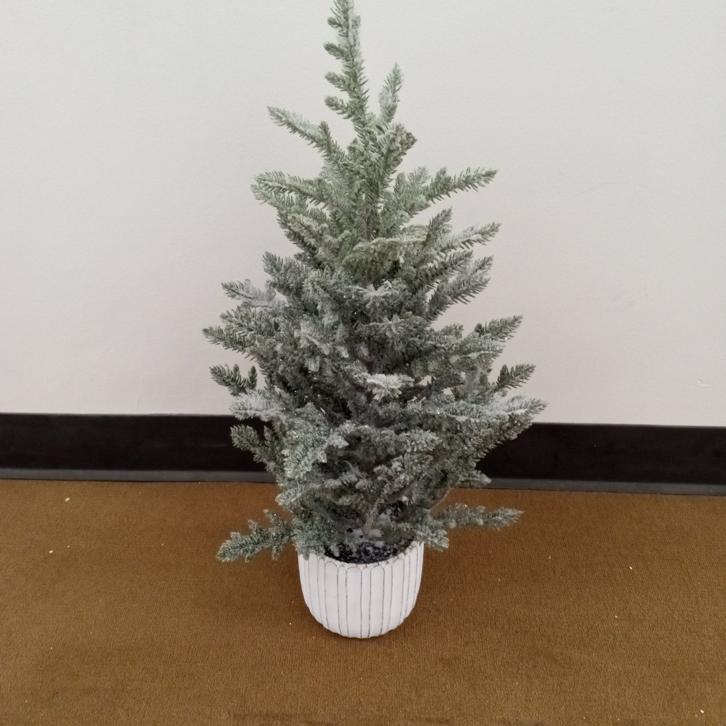 XM30051 POTTED PINE TREE w/SNOW,25"