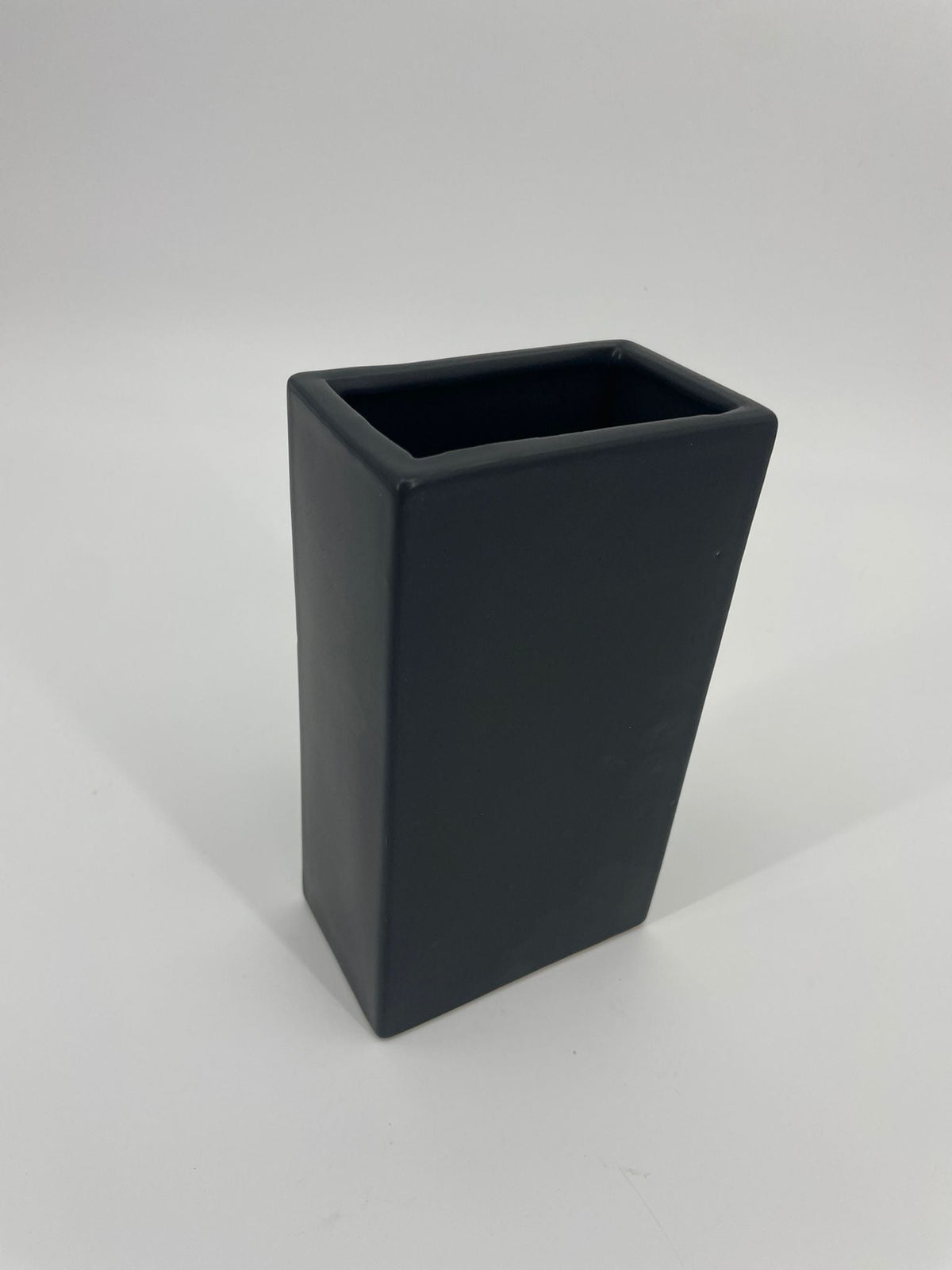 CB4004 CERAMIC RECTANGLE POT   4.75x3x8.25"