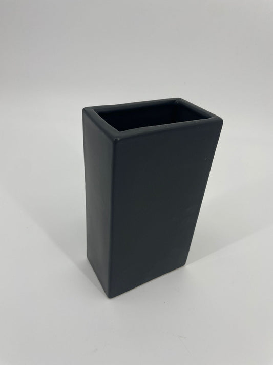 CB4004 CERAMIC RECTANGLE POT   4.75x3x8.25"