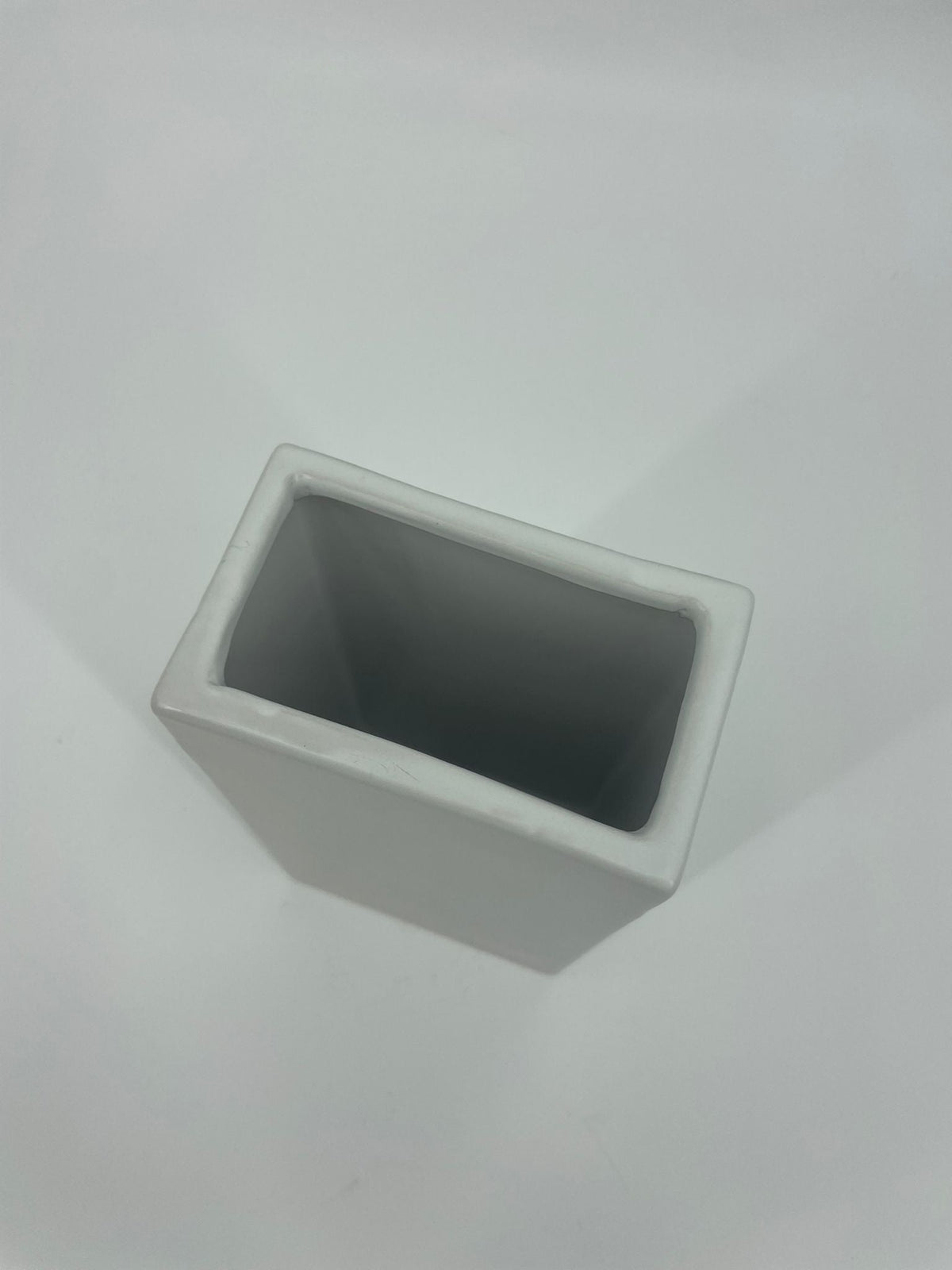 CB4004 CERAMIC RECTANGLE POT   4.75x3x8.25"