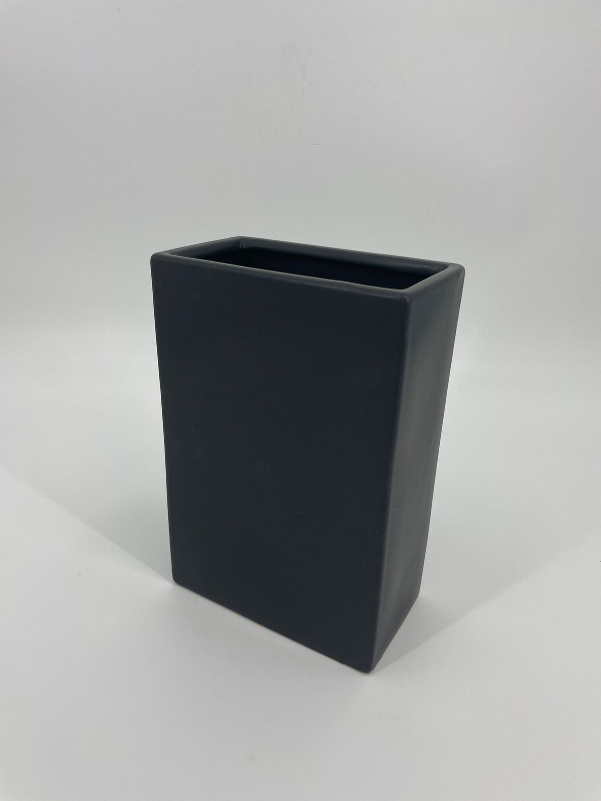 CB4005 CERAMIC RECTANGLE POT   7x3.75x10"
