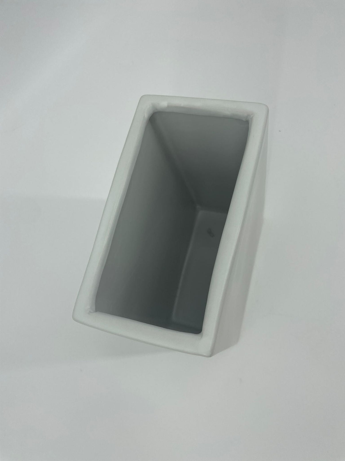 CB4005 CERAMIC RECTANGLE POT   7x3.75x10"