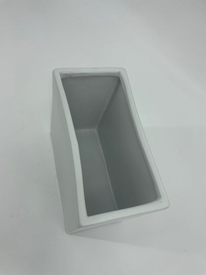 CB4008 CERAMIC RECTANGLE POT   8.5x4.5x8"