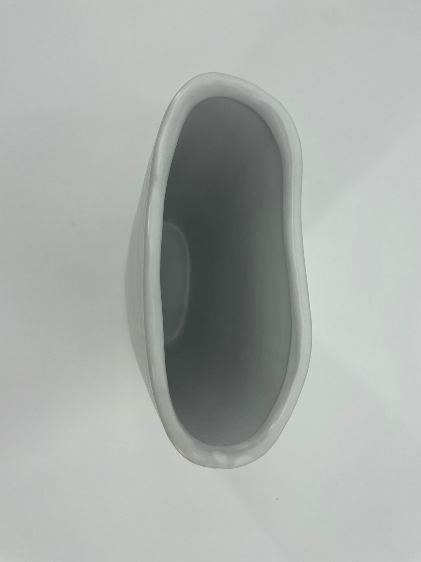 CB4018 CERAMIC TAPERED OVAL POT   D7x3.5x9"H