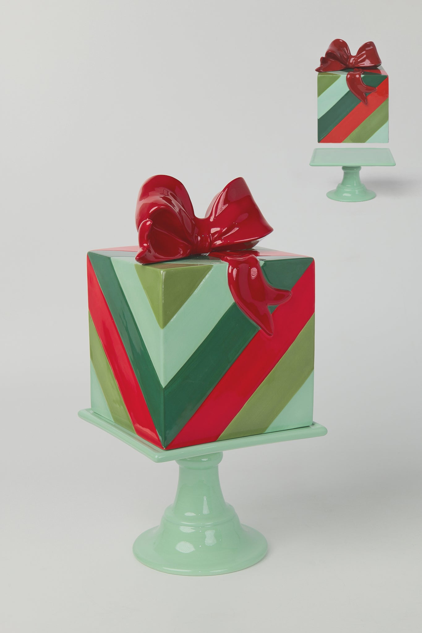 XR13184 RESIN SQ GIFT BOX ON STAND 14"